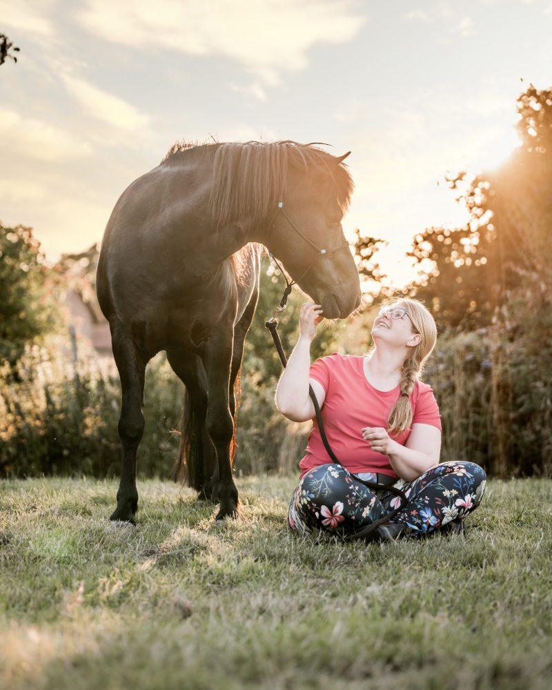 Marloes zittend en kijkend naar haar IJslander